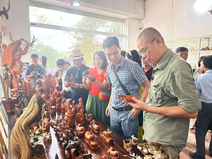 Các đơn vị lữ hành khảo sát nghề thủ công tại Tam Hưng. Ảnh: Hoàng Lân.