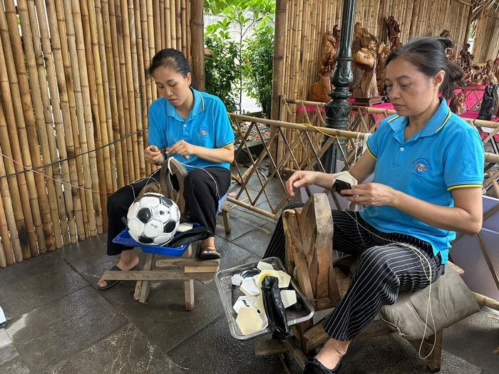Tam Hưng còn có làng nghề khâu bóng truyền thống. Ảnh: Hoàng Lân.