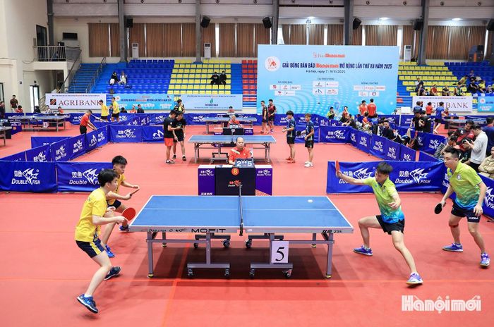 Nội dung đôi tại Giải bóng bàn tranh Cúp Báo Hànộimới mở rộn luôn thu hút nhiều tay vợt tham dự. Ảnh: Quang Thái.