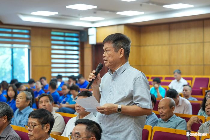 Các đại biểu và người dân đối thoại tại hội nghị. Ảnh: Duy Khánh