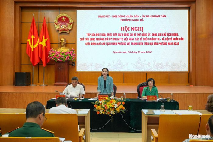 Bí thư Đảng ủy phường Ngọc Hà Đỗ Thị Lan Hương đối thoại, trả lời các kiến nghị, ý kiến của các đại biểu và nhân dân. Ảnh: Duy Khánh