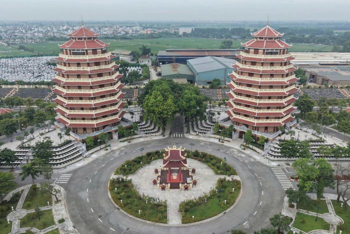 Hai tòa tháp lưu giữ tro cốt cao 9 tầng với hơn 12.000 vị trí lưu giữ trong nhà và ngoài trời, được đầu tư trang thiết bị hiện đại, đồng bộ - điểm nhấn ấn tượng của nghĩa trang Văn Điển. Ảnh: Anh Hoàn