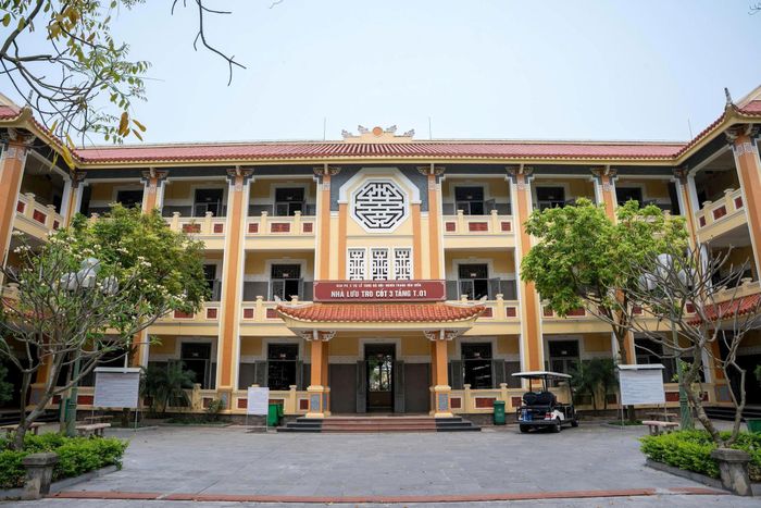 Khuôn viên khang trang tại Nhà lưu trữ tro cốt 3 tầng ở nghĩa trang Văn Điển. Ảnh: Anh Hoàn