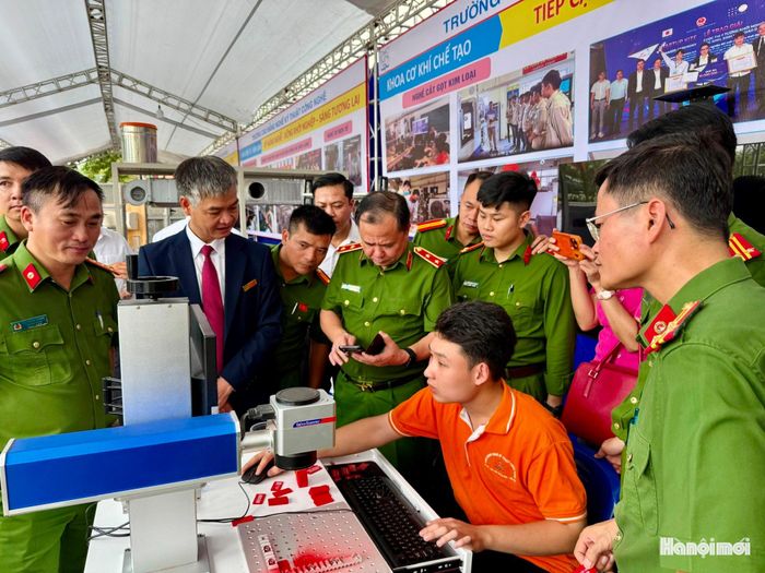 Các đại biểu tham quan gian hàng sử dụng công nghệ trong cắt gọt kim loại của khoa Cơ khí chế tạo. Ảnh: Thanh Hòa