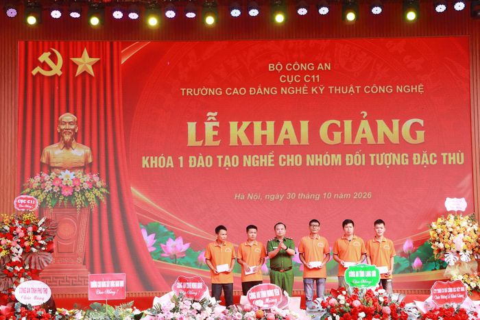 Cục trưởng C11 tặng quà cho các học viên khóa I có hoàn cảnh khó khăn. Ảnh: Minh Minh