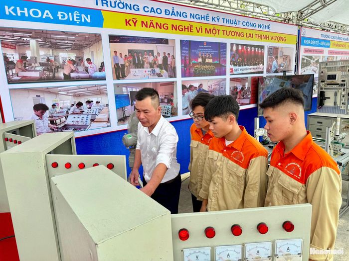 Em Nguyễn Văn Phú (ngoài cùng bên phải) chăm chú nghe thầy giáo hướng dẫn thành phần thiết bị điện. Ảnh: Thanh Hòa