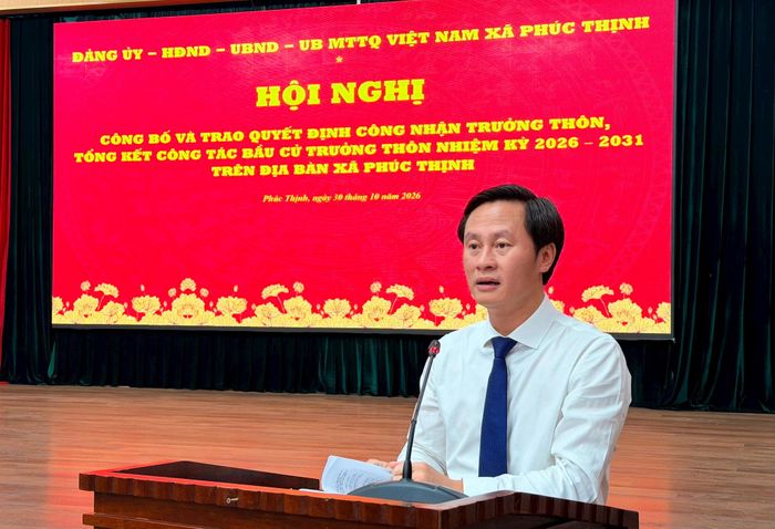 Bí thư Đảng uỷ xã Hoàng Hải Đăng đánh giá cao thành công của cuộc bầu cử Trưởng thôn. Ảnh: Thanh Hà