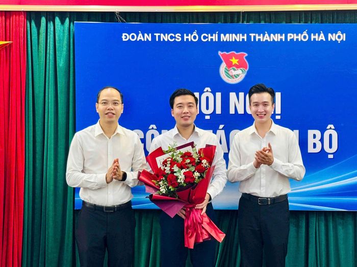 Bí thư Thành đoàn Hà Nội Nguyễn Tiến Hưng và Chủ tịch Hội Liên hiệp thanh niên Việt Nam thành phố Hà Nội Đào Đức Việt chúc mừng tân Chủ tịch Hội đồng Đội thành phố Hà Nội Dương Minh Đức. Ảnh: PV