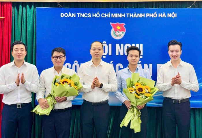 Lãnh đạo Thành đoàn Hà Nội chúc mừng các nhân sự mới được kiện toàn giữ các chức danh của Hội đồng đội thành phố Hà Nội. Ảnh: PV