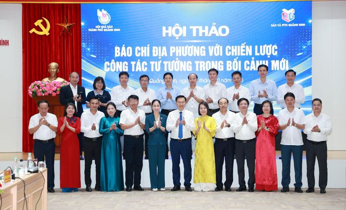 Các đại biểu tham dự hội thảo “Báo chí địa phương với chiến lược công tác tư tưởng trong bối cảnh mới” chụp ảnh lưu niệm. Ảnh: Đình Hiệp