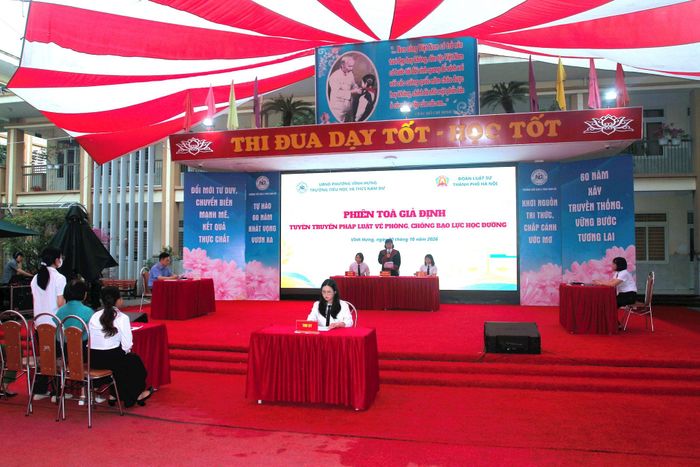 Phiên tòa giả định sử dụng tình huống trong tiểu phẩm của các em học sinh. Ảnh: Duy Anh