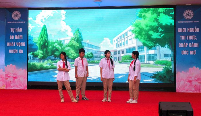 Học sinh trường Tiểu học và THCS Nam Dư biểu diễn tiểu phẩm. Ảnh: Duy Anh