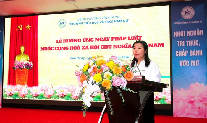 Phó Chủ tịch UBND phường Vĩnh Hưng Quán Thị Vân Anh phát biểu tại chương trình. Ảnh: Duy Anh