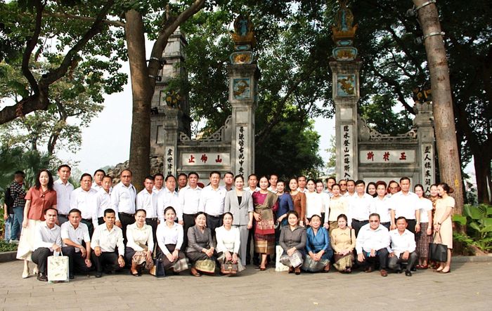Đoàn học viên Lớp bồi dưỡng cán bộ Mặt trận Lào xây dựng đất nước tham quan, chụp ảnh lưu niệm tại đền Ngọc Sơn. Ảnh: PV