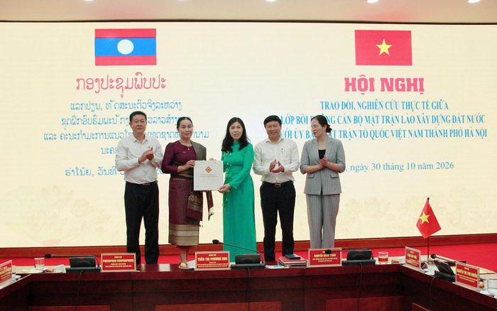 Lãnh đạo Ủy ban MTTQ Việt Nam thành phố Hà Nội trao quà lưu niệm tới đại diện Lớp bồi dưỡng cán bộ Mặt trận Lào xây dựng đất nước. Ảnh: PV