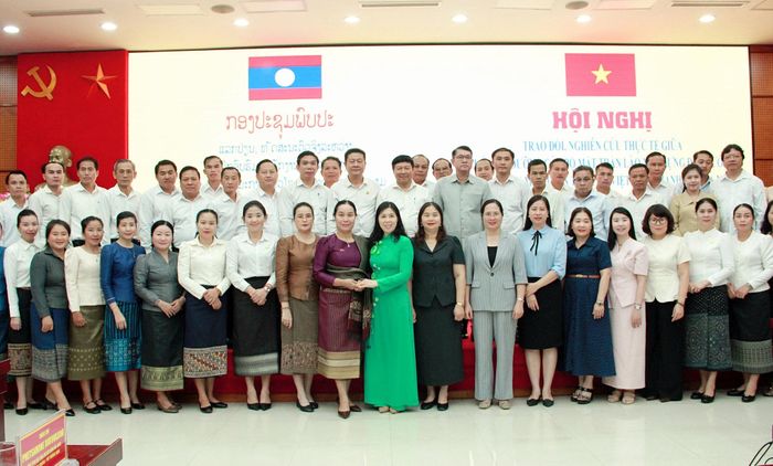 Lãnh đạo Ủy ban MTTQ Việt Nam thành phố Hà Nội và các học viên Lớp bồi dưỡng cán bộ Mặt trận Lào xây dựng đất nước chụp ảnh lưu niệm. Ảnh: PV