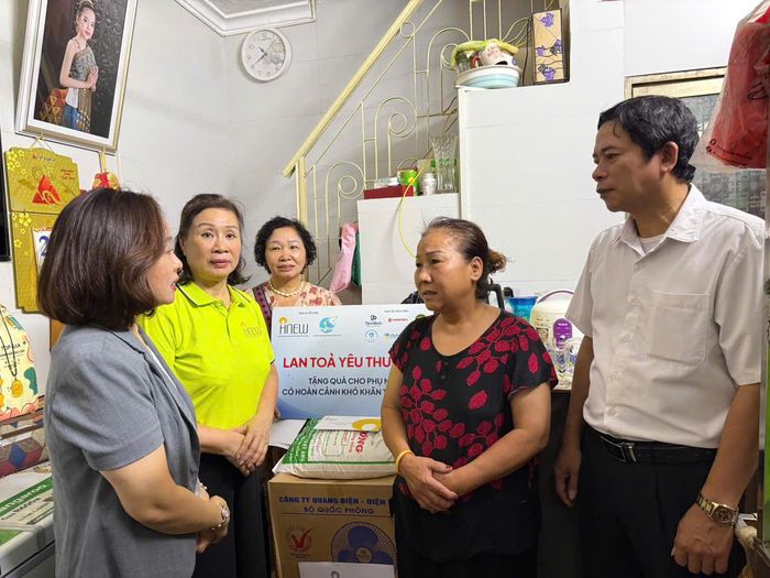 Những phần quà thể hiện sự quan tâm, sẻ chia của tổ chức Hội và cộng đồng nữ doanh nhân đối với hội viên phụ nữ có hoàn cảnh khó khăn. Ảnh: Vân Hà