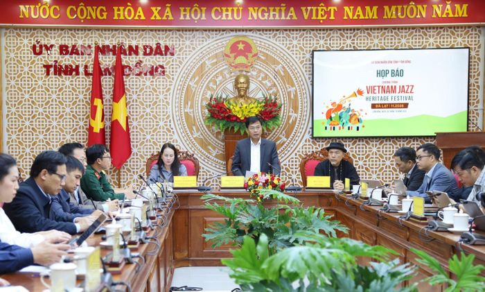 Phó Chủ tịch UBND tỉnh Lâm Đồng Đinh Văn Tuấn phát biểu tại họp báo. Ảnh: PV