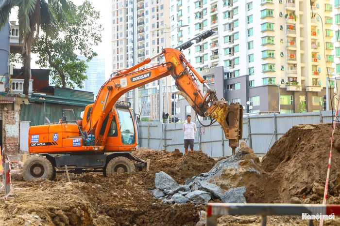 Mặt bằng được bàn giao, tạo điều kiện để đơn vị thi công huy động nhân lực, máy móc triển khai các hạng mục xây dựng.