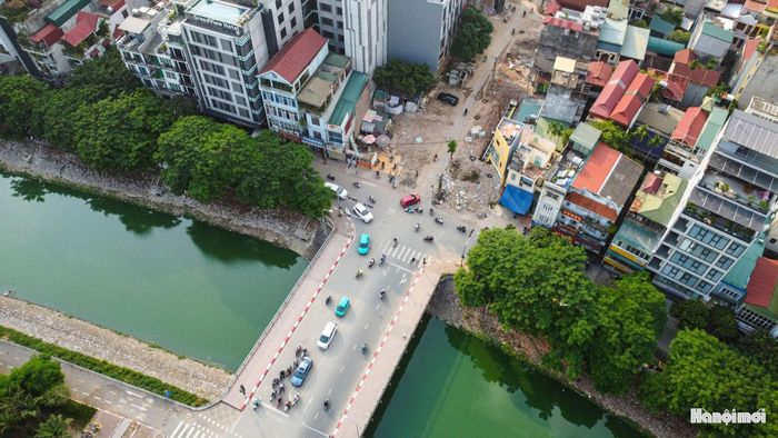 Vào các khung giờ cao điểm, lượng phương tiện lưu thông đông khiến tình trạng ùn tắc thường xuyên xảy ra, ảnh hưởng trực tiếp đến việc đi lại, sinh hoạt của người dân cũng như hoạt động của các cơ quan, trường học trong khu vực. Không ít người dân từng ví đây là con ngõ "đau khổ" bởi những bất tiện kéo dài nhiều năm.