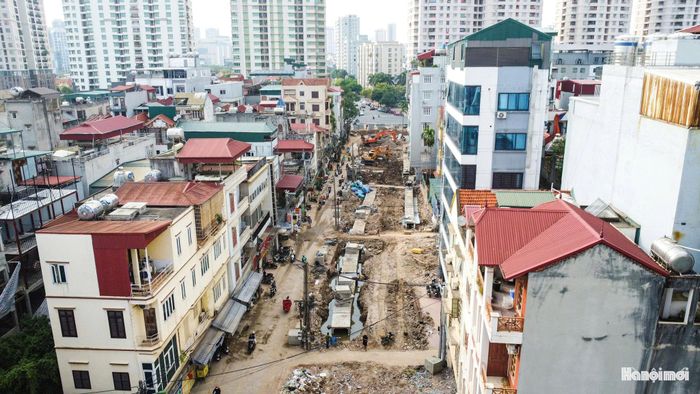 Từ một tuyến ngõ chật hẹp, xuống cấp kéo dài, ngõ 381 Nguyễn Khang đang từng bước chuyển mình. Việc đẩy nhanh tiến độ thi công sẽ góp phần giải quyết một trong những điểm nghẽn giao thông tại phường Cầu Giấy, đáp ứng mong mỏi của người dân trong khu vực.