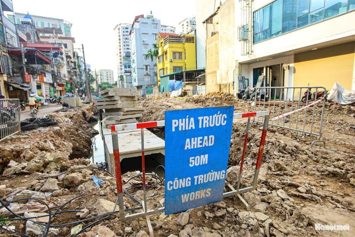 Theo UBND phường Cầu Giấy, việc cải tạo, mở rộng ngõ 381 Nguyễn Khang không chỉ nhằm khắc phục tình trạng mặt đường xuống cấp mà còn giải quyết những bất cập về tổ chức giao thông tồn tại trong thời gian dài.