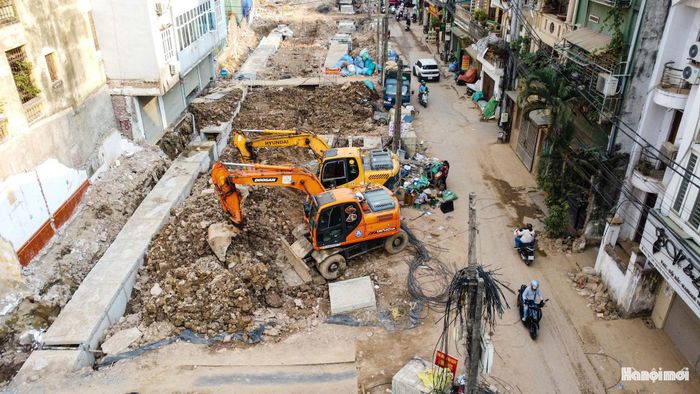 Tại công trường, nhiều công nhân, máy móc thiết bị được huy động, tổ chức thi công các hạng mục theo kế hoạch.