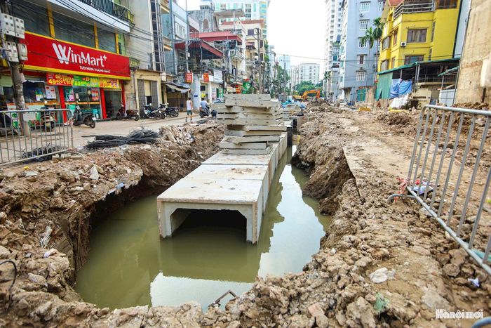 Trong đó, hệ thống cống thoát nước đang được triển khai, góp phần hoàn thiện hạ tầng kỹ thuật đồng bộ, đáp ứng yêu cầu khai thác tuyến đường sau khi đưa vào sử dụng.