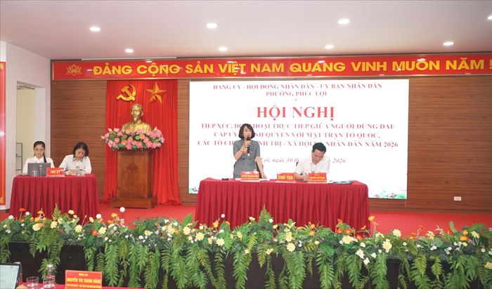 Chủ tịch UBND phường Phúc Lợi Nguyễn Thị Thanh Hằng điều hành hội nghị. Ảnh: Nguyễn Bình