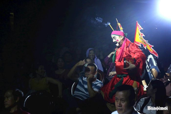 Nghệ sĩ Tiến Đạt thể hiện nhân vật "Phù thủy sợ ma" trong trích đoạn "Kim Nham", vở chèo "Nét duyên chèo Hà Thành" trực tiếp xuống sân khấu giao lưu với khán giả. Ảnh: Vi Giáng