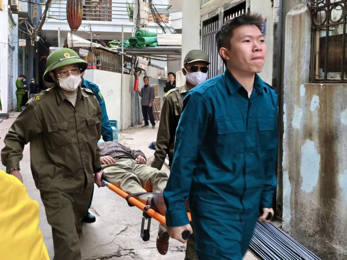 Tập huấn cứu người bị nạn tại các phòng trọ bị cháy do chập điện. Ảnh: HM