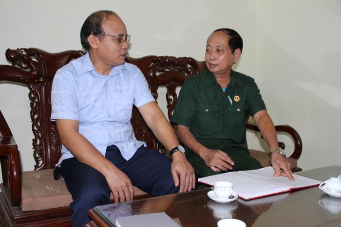 Ông Trịnh Ngọc Sơn (bên phải) trao đổi nghiệp vụ cùng Chủ tịch Hội CCB xã Mỹ Đức Nguyễn Tiến Dũng. Ảnh: Biên Phạm