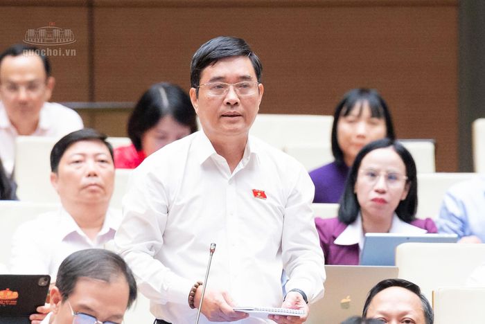 Đại biểu Hoàng Quang Hàm (Đoàn Tây Ninh) tranh luận. Ảnh: quochoi.vn