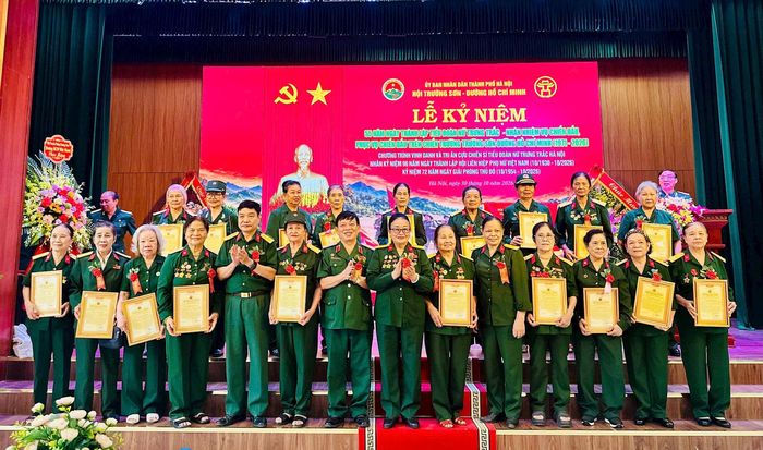 Ban tổ chức trao vinh danh, tri ân những chiến sĩ Tiểu đoàn nữ Trưng Trắc . Ảnh: Bảo Lâm