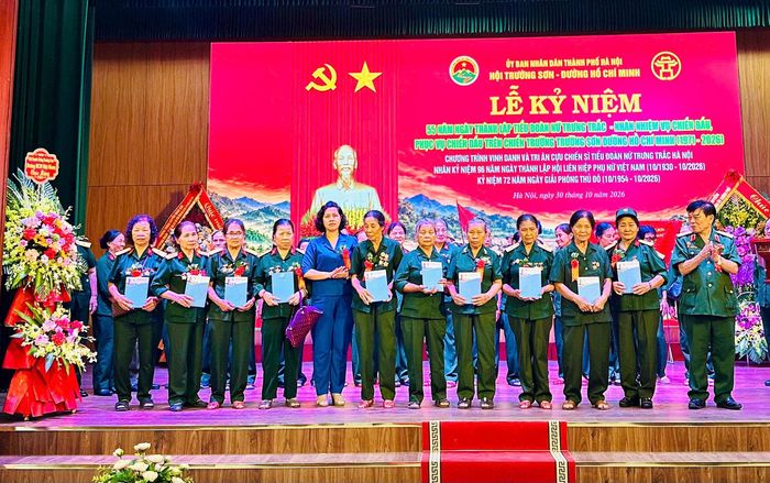 Ban tổ chức trao vinh danh và tặng quà tri ân các cựu nữ chiến sĩ diện chính sách, tuổi cao gương mẫu. Ảnh: Bảo Lâm