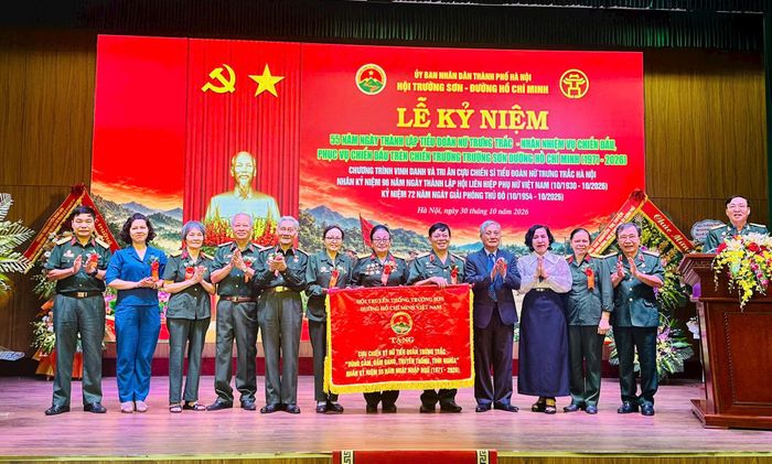 Tiểu đoàn nữ Trưng Trắc vinh dự nhận cờ của Hội Truyền thống Trường Sơn - Đường Hồ Chí Minh Việt Nam nhân kỷ niệm 55 năm Ngày . Ảnh: Bảo Lâm