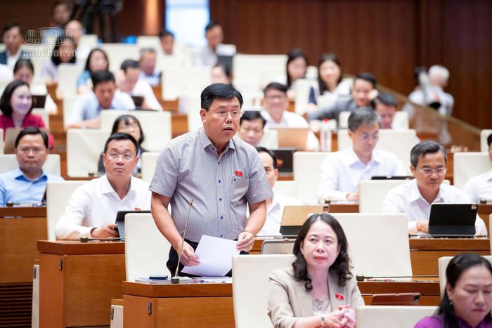 Bộ trưởng Bộ Nội vụ Nguyễn Tiến Hải phát biểu giải trình, làm rõ các vấn đề đại biểu nêu. Ảnh: quochoi.vn