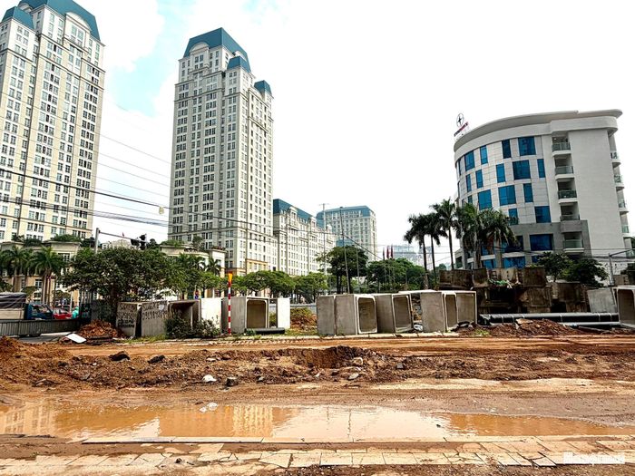 Nhiều cống hộp bê tông được tập kết bên cạnh những đoạn cống cũ đã nằm phơi nắng, phơi mưa trong thời gian dài.