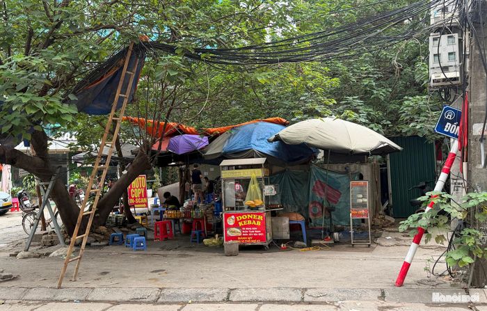 Không chỉ đối mặt với tình trạng rác thải, phế liệu xây dựng và nước đọng gây ô nhiễm môi trường, tình trạng lấn chiếm mặt bằng, vỉa hè để buôn bán khiến không gian đô thị trở nên nhếch nhác, tiềm ẩn nguy cơ mất an toàn giao thông và gây mất trật tự đô thị.