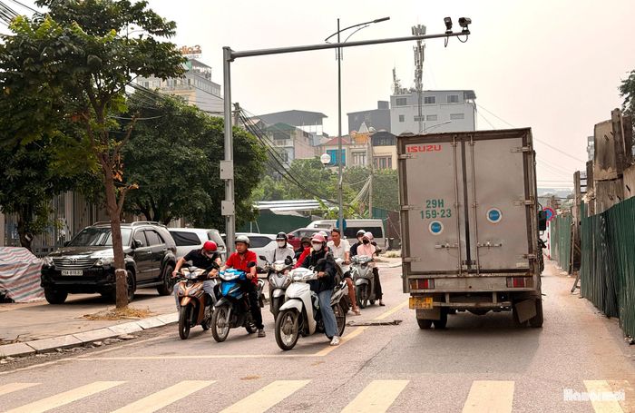 Thực tế tại công trường cho thấy sự thiếu đồng bộ trong triển khai dự án. Có đoạn mặt đường, vỉa hè đã hoàn thiện và tổ chức giao thông, nhưng ngay bên cạnh vẫn là khu vực rào chắn, ngổn ngang vật liệu và mặt bằng chưa được bàn giao.