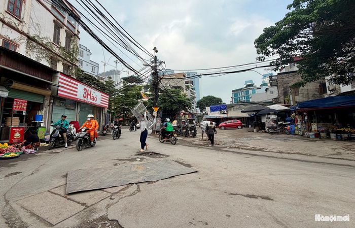 Trái ngược với khu vực đang thi công, đoạn từ ngõ 45 phố Đồng Me đến cổng làng Mễ Trì Hạ vẫn chưa được giải phóng mặt bằng.