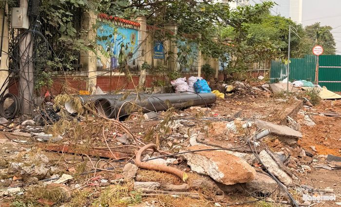Dự án chậm triển khai không chỉ gây bất tiện cho việc đi lại mà còn kéo theo nhiều hệ lụy về vệ sinh môi trường, mỹ quan đô thị.