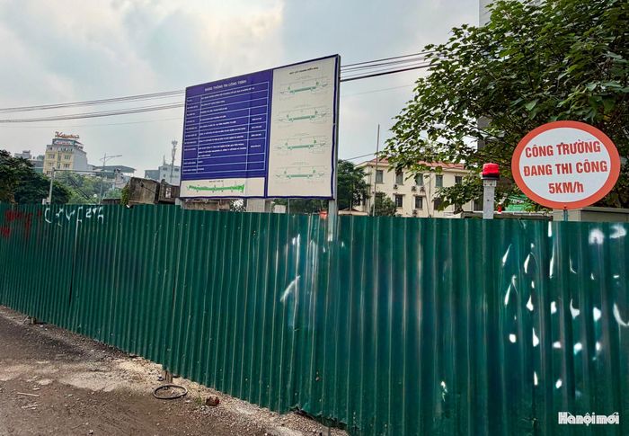 Theo ghi nhận của phóng viên tại khu vực phố Đồng Me giao với đường Mễ Trì, một phần công trường đã được quây tôn để phục vụ thi công.