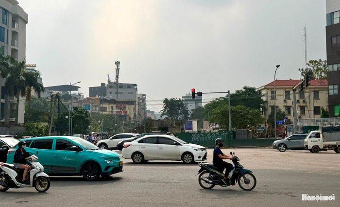 Sau gần một thập kỷ chờ đợi, người dân mong muốn dự án sớm được tháo gỡ vướng mắc, đẩy nhanh tiến độ, hoàn thiện tuyến đường nhằm cải thiện kết nối giao thông khu vực phía Tây Thủ đô, góp phần xử lý tình trạng lấn chiếm, đổ trộm rác thải và ngập úng tồn tại kéo dài.