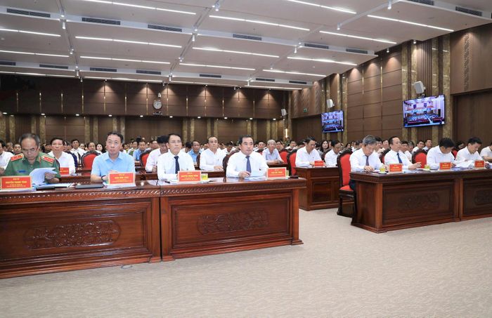 Các đồng chí lãnh đạo thành phố Hà Nội dự hội nghị. Ảnh: Thành Thái