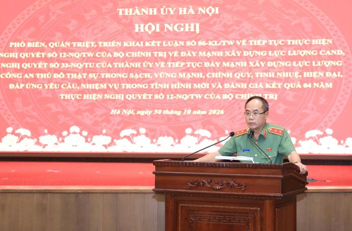 Trung tướng Nguyễn Thanh Tùng, Giám đốc Công an thành phố Hà Nội phổ biến, quán triệt các kết luận, nghị quyết của Bộ Chính trị. Ảnh: Thành Thái