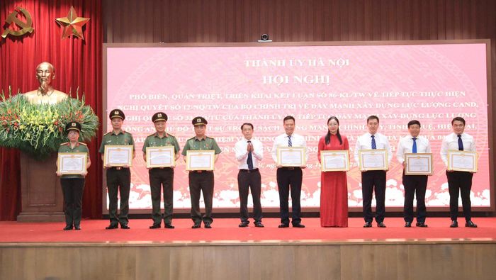 Phó Bí thư Thường trực Thành ủy Hà Nội Nguyễn Trọng Đông trao Bằng khen của Ban Thường vụ Thành ủy Hà Nội tặng các cá nhân có thành tích xuất sắc. Ảnh: Thành Thái