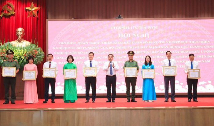 Bí thư Thành ủy Hà Nội Trần Đức Thắng trao Bằng khen của Ban Thường vụ Thành ủy Hà Nội tặng các tập thể có thành tích xuất sắc. Ảnh: Thành Thái