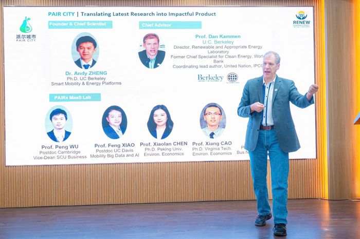 GS. Kammen chia sẻ tại buổi tọa đàm khoa học “Đổi mới và hành động cho chuyển dịch năng lượng công bằng” do VinFuture phối hợp tổ chức cùng Đại học Đà Nẵng năm 2025. Ảnh: ĐH Đà Nẵng