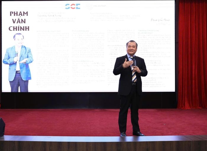 Ông Phạm Văn Chính, chuyên gia tư vấn cao cấp về quản trị nhân sự trao đổi tại hội thảo. Ảnh: Trọng Tùng